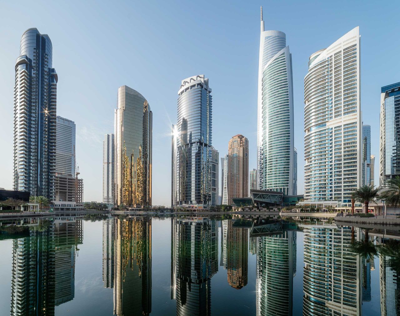 Панорамный вид на Jumeirah Lakes Towers в Дубае утром, Объединенные Арабские Эмираты