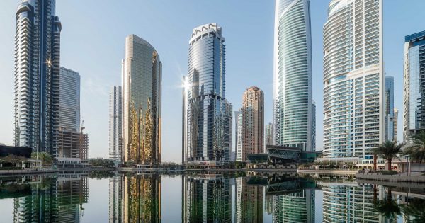 Панорамный вид на Jumeirah Lakes Towers в Дубае утром, Объединенные Арабские Эмираты