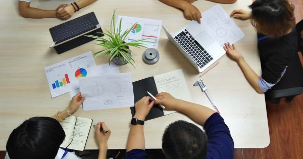 Маркетинговая команда, работающая над проектом недвижимости в Дубае